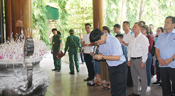 Báo Pháp luật Việt Nam bắt đầu chuyến tri ân tháng 7