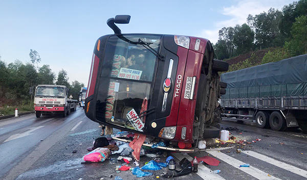 Lật 2 ô tô khách ở Nghệ An, 1 người chết, 7 người bị thương