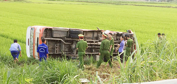 Lật 2 ô tô khách ở Nghệ An, 1 người chết, 7 người bị thương