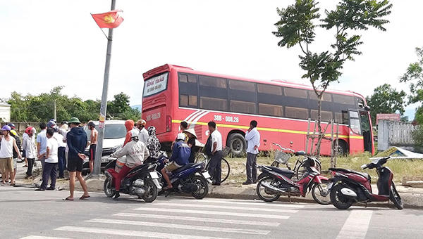 Xe khách và xe con tông nhau trên Quốc lộ, 2 người bị thương nặng