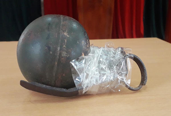 Bắt hai đối tượng mang theo lựu đạn vận chuyển 60.000 viên ma túy