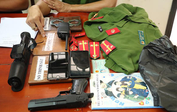 Giả danh công an, sắm súng và công cụ hỗ trợ lừa đảo chiếm đoạt tài sản 