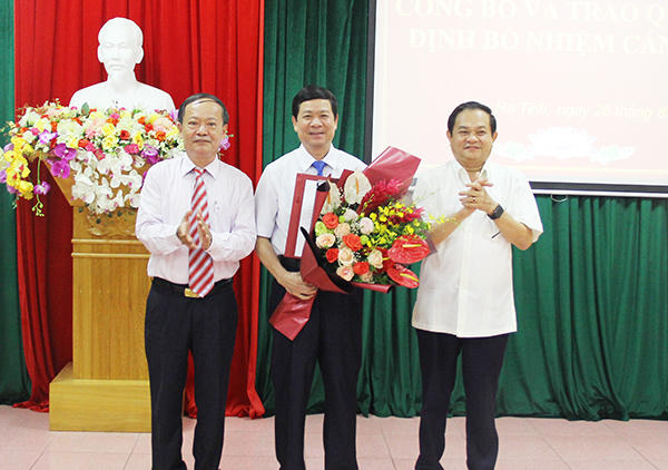 Sở Tư pháp Hà Tĩnh đón nhận Cờ thi đua của Chính phủ