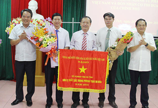 Sở Tư pháp Hà Tĩnh đón nhận Cờ thi đua của Chính phủ