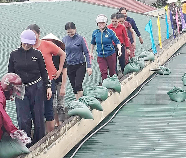 Hà Tĩnh:  Lốc xoáy khiến hơn 40 ngôi nhà bị tốc mái