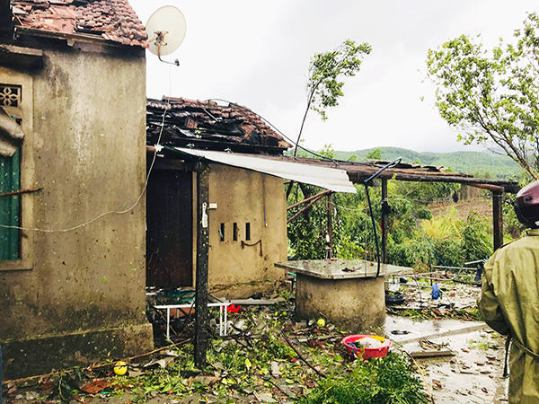 Hà Tĩnh:  Lốc xoáy khiến hơn 40 ngôi nhà bị tốc mái