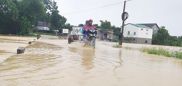 Ngập hàng ngàn ha hoa màu ở Nghệ An - Hà Tĩnh, các hồ thủy điện xả lũ