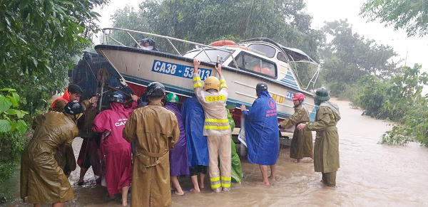 Ngập hàng ngàn ha hoa màu ở Nghệ An - Hà Tĩnh, các hồ thủy điện xả lũ