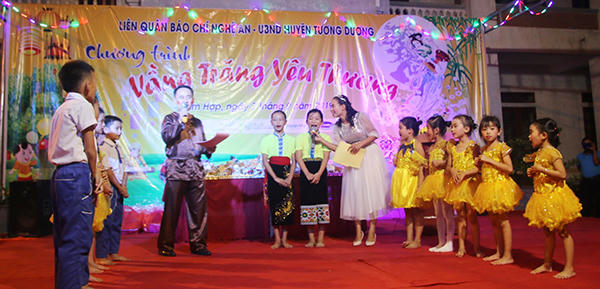 “Vầng trăng yêu thương” lần thứ 7 đến với trẻ em biên giới Tam Hợp