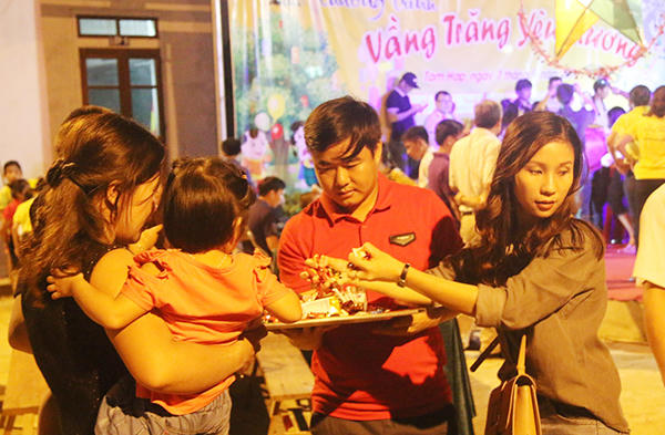 “Vầng trăng yêu thương” lần thứ 7 đến với trẻ em biên giới Tam Hợp