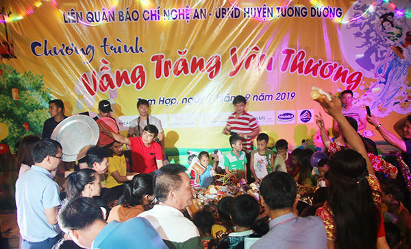 “Vầng trăng yêu thương” lần thứ 7 đến với trẻ em biên giới Tam Hợp