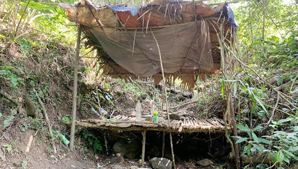 Bắt đối tượng dựng lều bán ma túy, chĩa súng vào cảnh sát hòng thoát thân