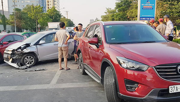 Tai nạn liên hoàn khi dừng đèn đỏ, nhiều xe ô tô hư hỏng nặng