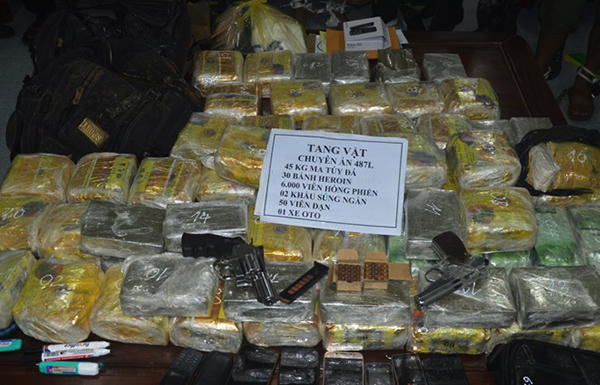 Bắt giữ hai đối tượng dắt súng vận chuyển 30 bánh heroin, 45 kg ma túy đá, 6.000 viên hồng phiến