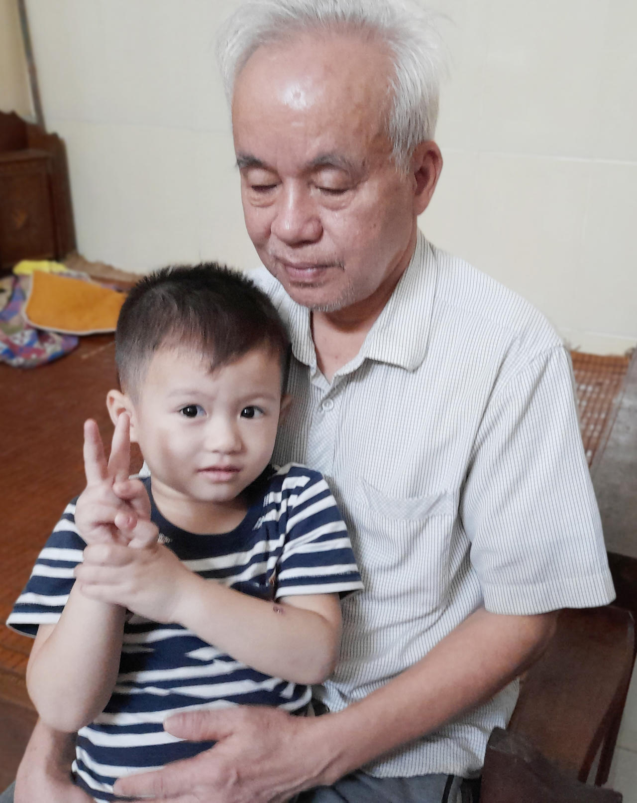 "Bác ơi, bố cháu đi công tác khi nào về?"     