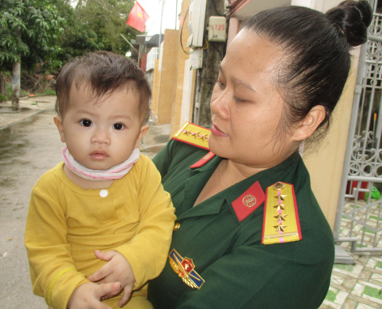 "Bác ơi, bố cháu đi công tác khi nào về?"     