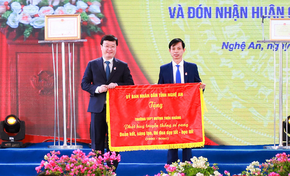 Phó Chủ tịch nước Đặng Thị Ngọc Thịnh dự lễ kỷ niệm 100 năm thành lập và trao Huân chương Độc lập hạng Nhì cho trường Quốc học Vinh