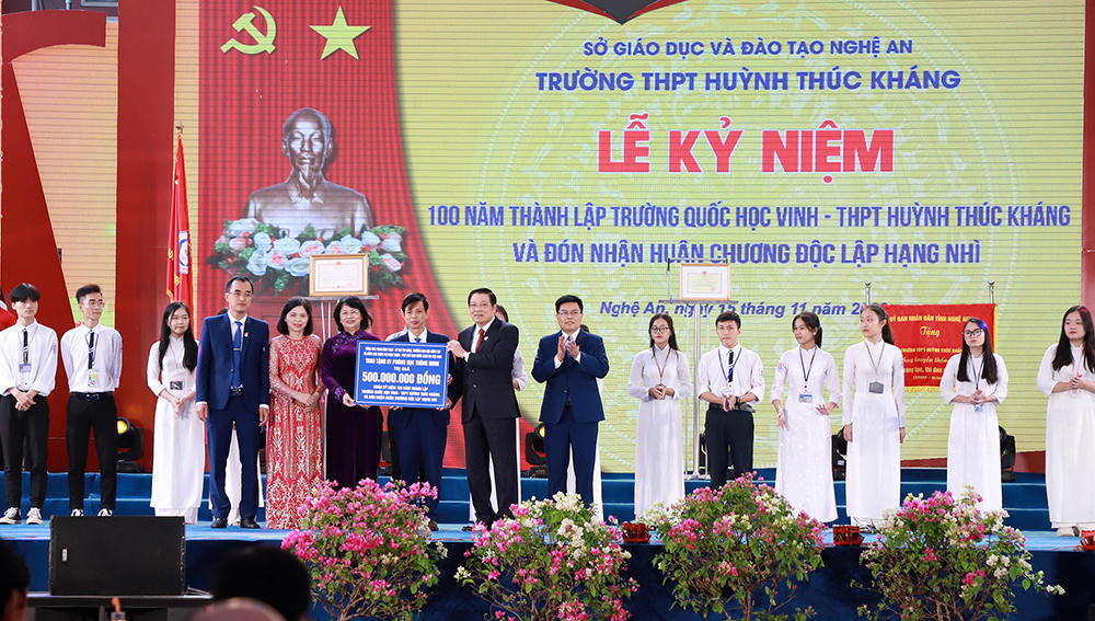 Phó Chủ tịch nước Đặng Thị Ngọc Thịnh dự lễ kỷ niệm 100 năm thành lập và trao Huân chương Độc lập hạng Nhì cho trường Quốc học Vinh