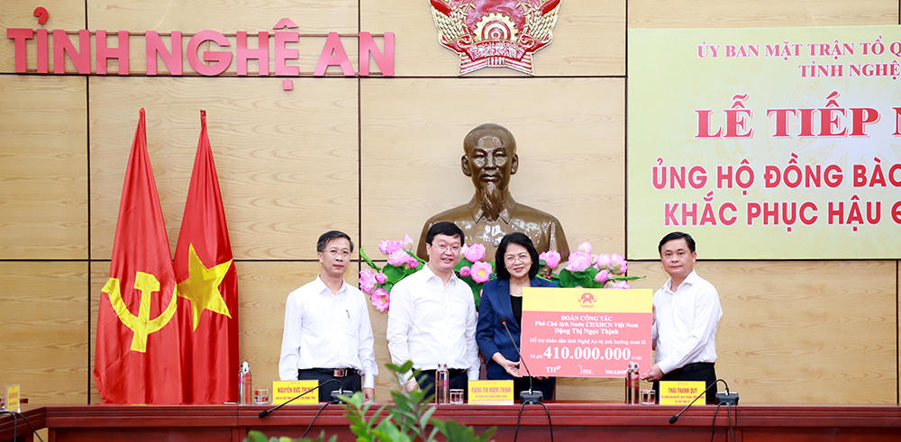 Phó Chủ tịch nước Đặng Thị Ngọc Thịnh dự lễ kỷ niệm 100 năm thành lập và trao Huân chương Độc lập hạng Nhì cho trường Quốc học Vinh