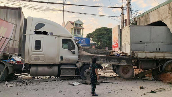 Container nổ lốp húc xe tải, lao xuyên nhà dân trong đêm