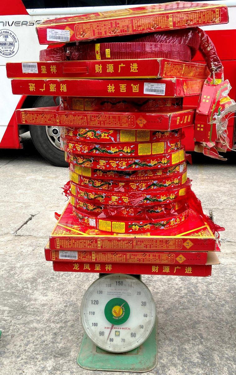 Gần 100 kg pháo nổ trái phép “đi” xe khách