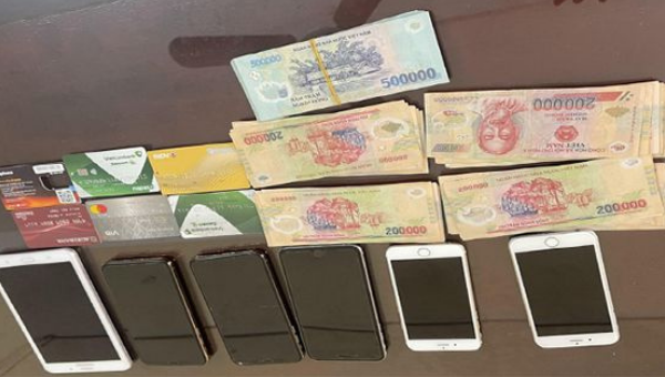 Khoá tay 3 đối tượng 'hack mật khẩu' rút trộm 2,4 tỷ đồng