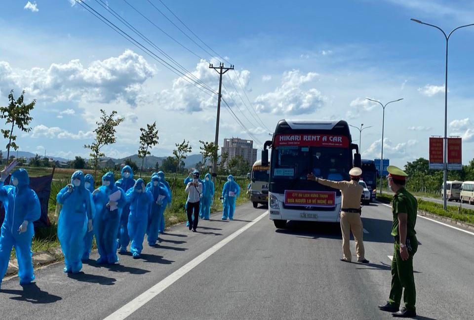 Nghệ An đón gần 1.000 lao động từ Bắc Giang trở về 