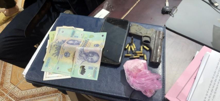 Bắt kẻ mang theo “vũ khí nóng” đi buôn ma túy