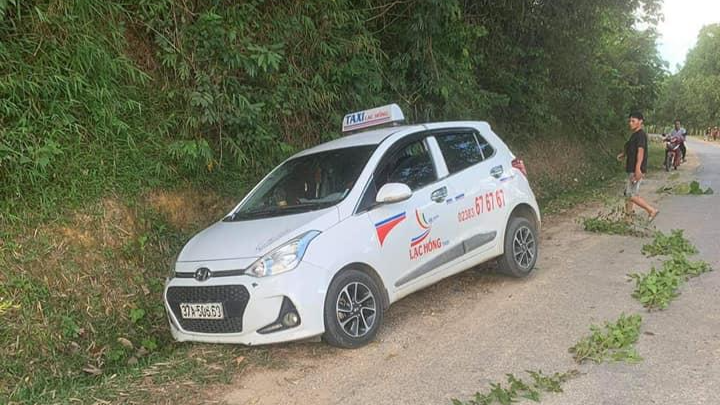 Phát hiện thi thể người đàn ông gục chết bên đường, trên cổ có nhiều vết cứa