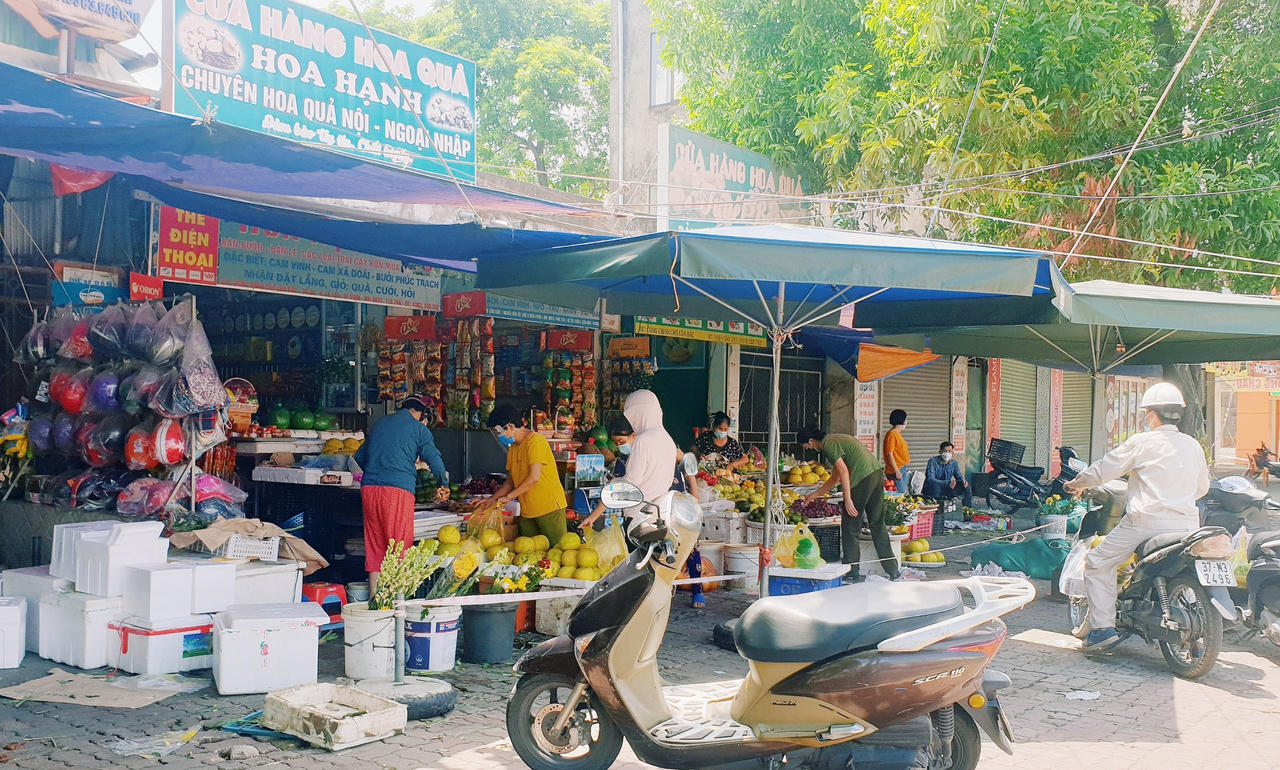 Người dân TP Vinh lần đầu đi chợ bằng thẻ