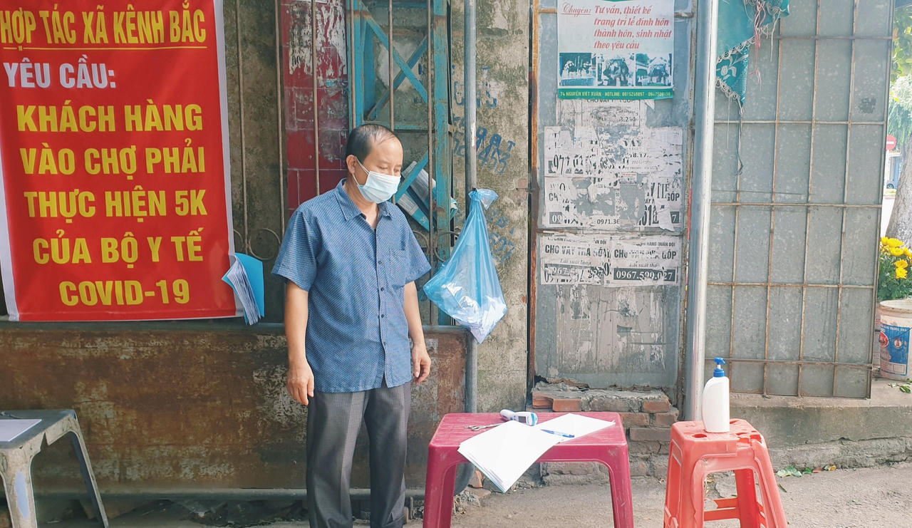 Người dân TP Vinh lần đầu đi chợ bằng thẻ