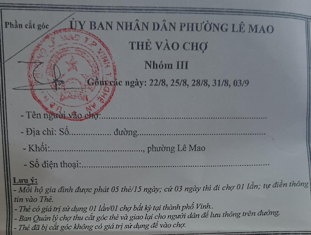 Người dân TP Vinh lần đầu đi chợ bằng thẻ
