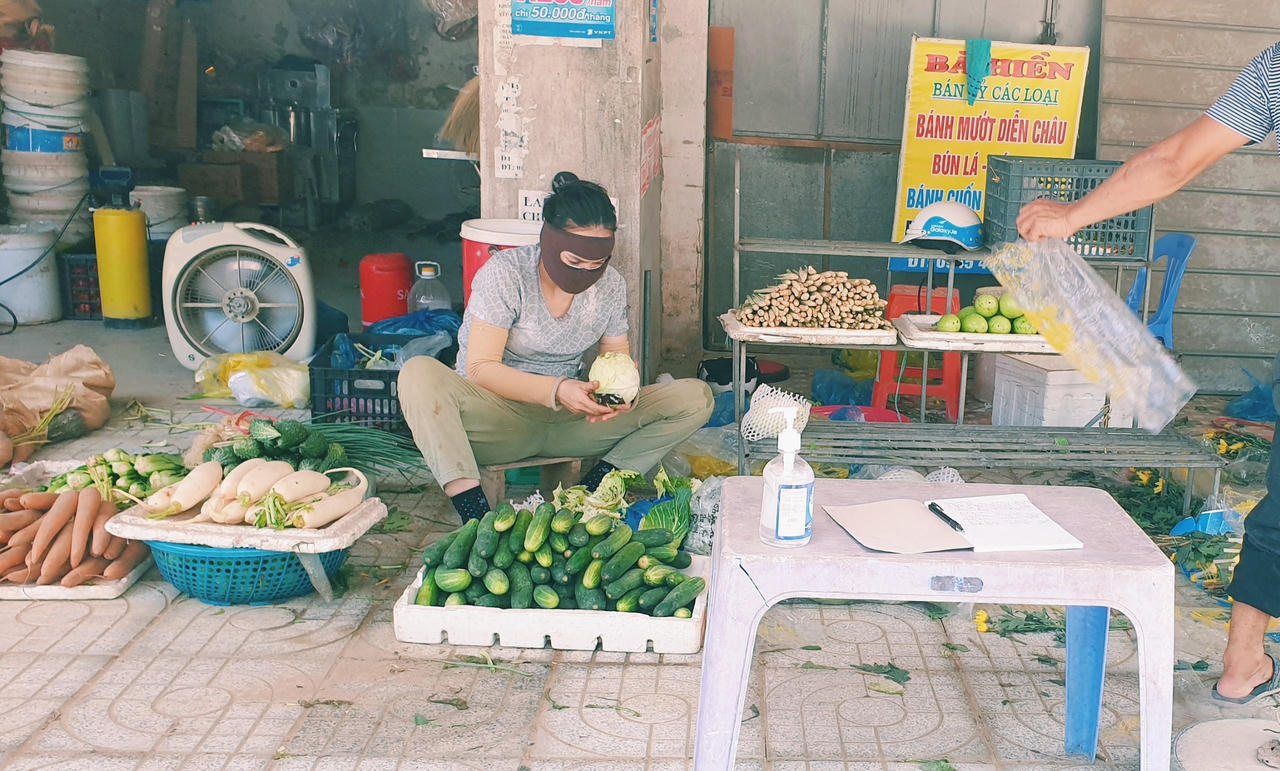 Người dân TP Vinh lần đầu đi chợ bằng thẻ