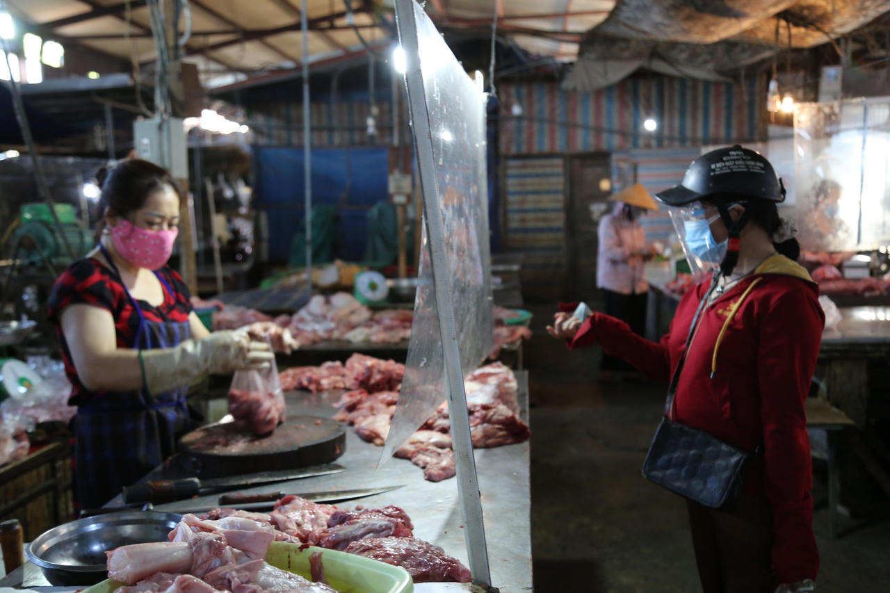 Người dân TP Vinh lần đầu đi chợ bằng thẻ