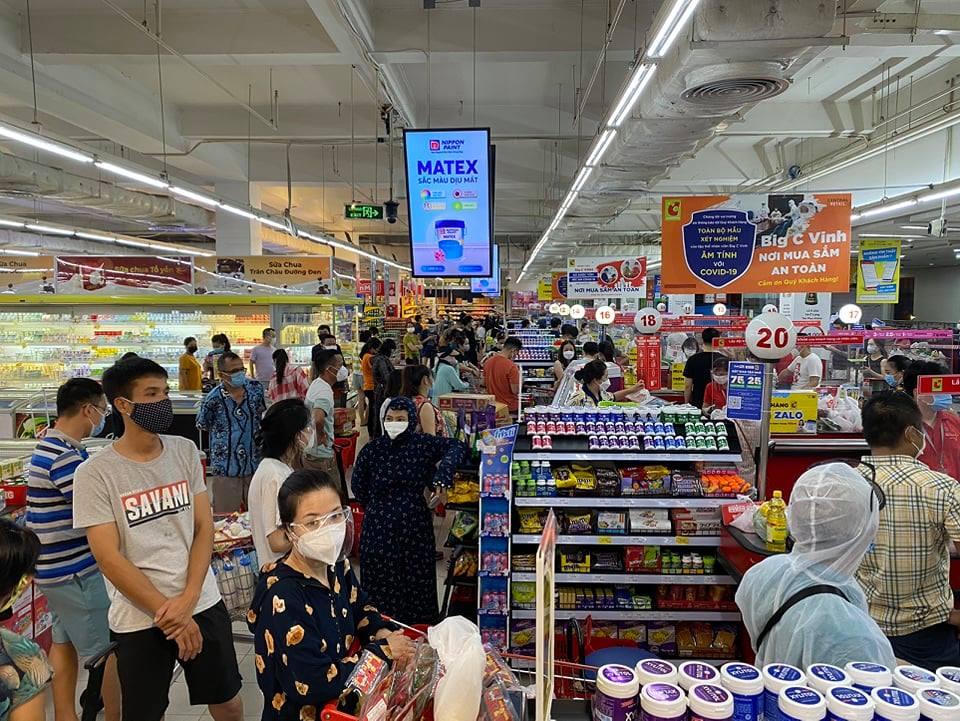 Người dân đổ xô tích trữ thực phẩm trước giờ TP Vinh thực hiện “ai ở đâu ở yên đó”