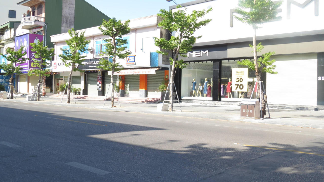 Thành phố Vinh vắng bóng người ngày đầu siết chặt “ai ở đâu ở yên đó”