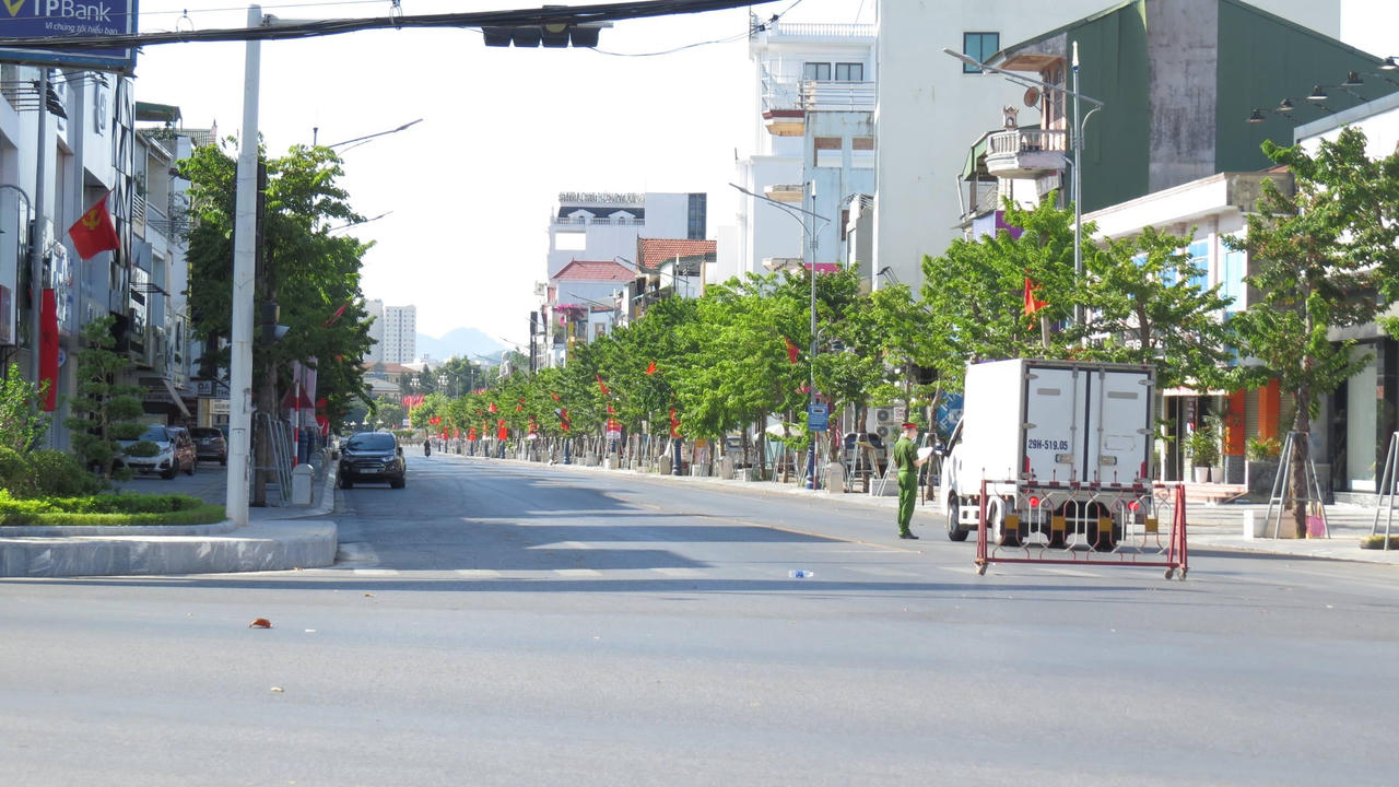 Thành phố Vinh vắng bóng người ngày đầu siết chặt “ai ở đâu ở yên đó”