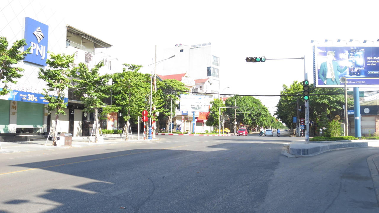 Thành phố Vinh vắng bóng người ngày đầu siết chặt “ai ở đâu ở yên đó”