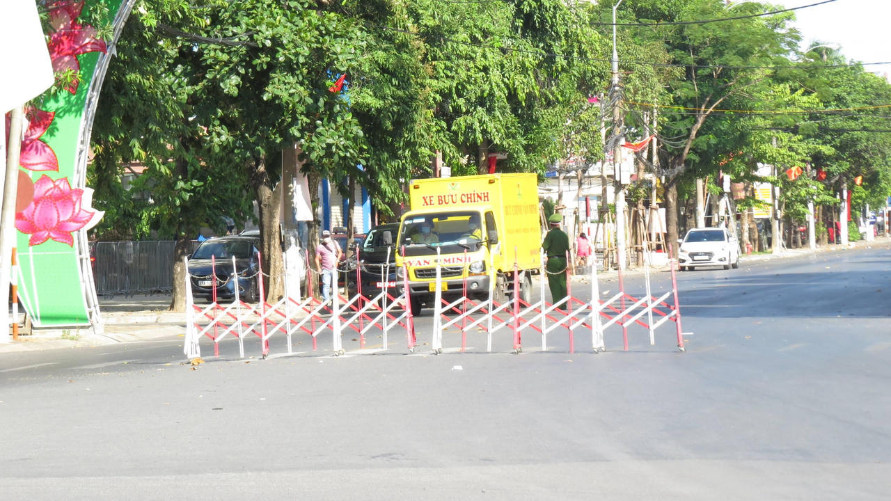 Thành phố Vinh vắng bóng người ngày đầu siết chặt “ai ở đâu ở yên đó”