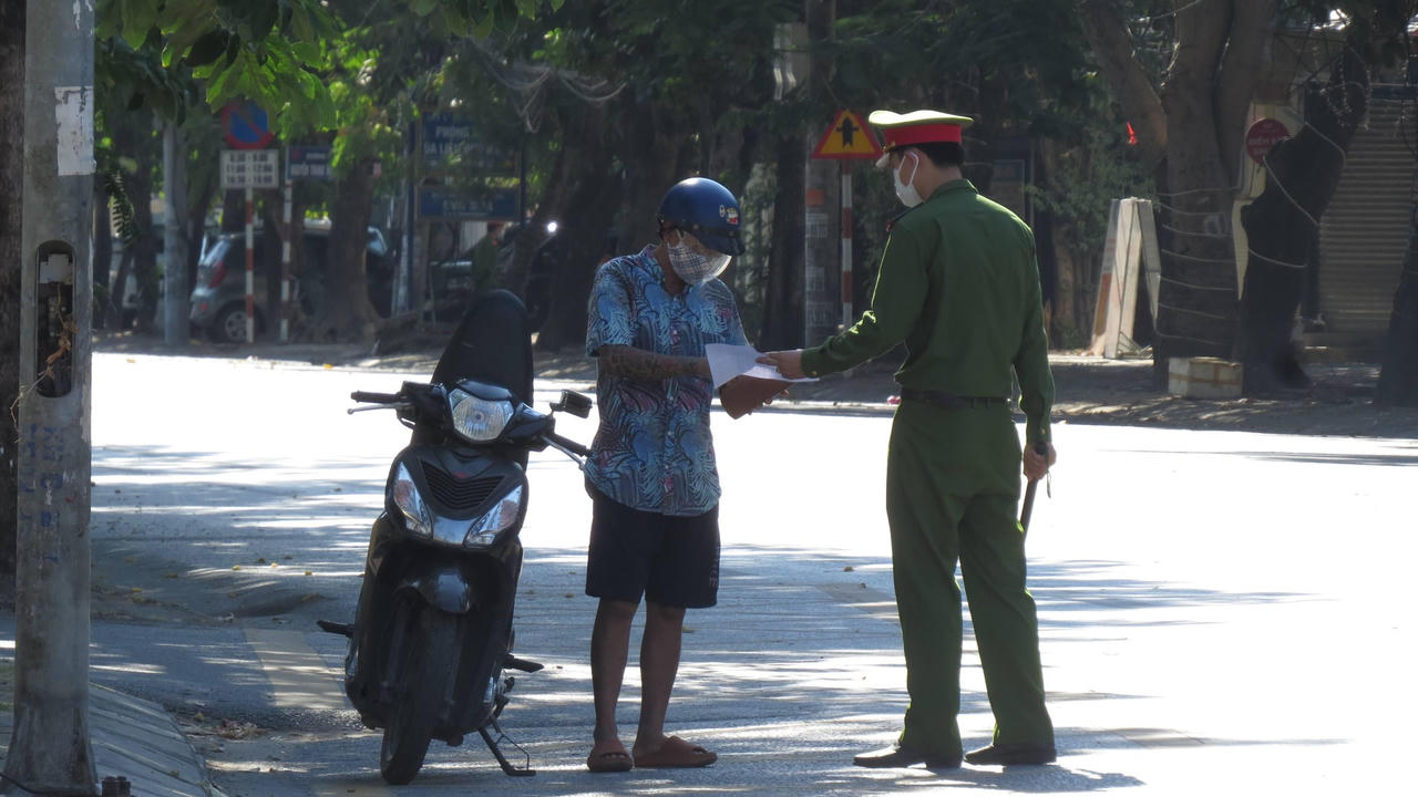 Thành phố Vinh vắng bóng người ngày đầu siết chặt “ai ở đâu ở yên đó”