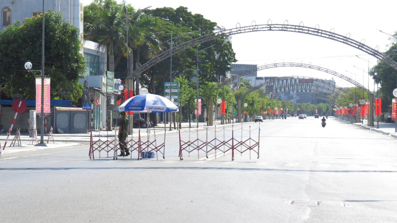 Thành phố Vinh vắng bóng người ngày đầu siết chặt “ai ở đâu ở yên đó”