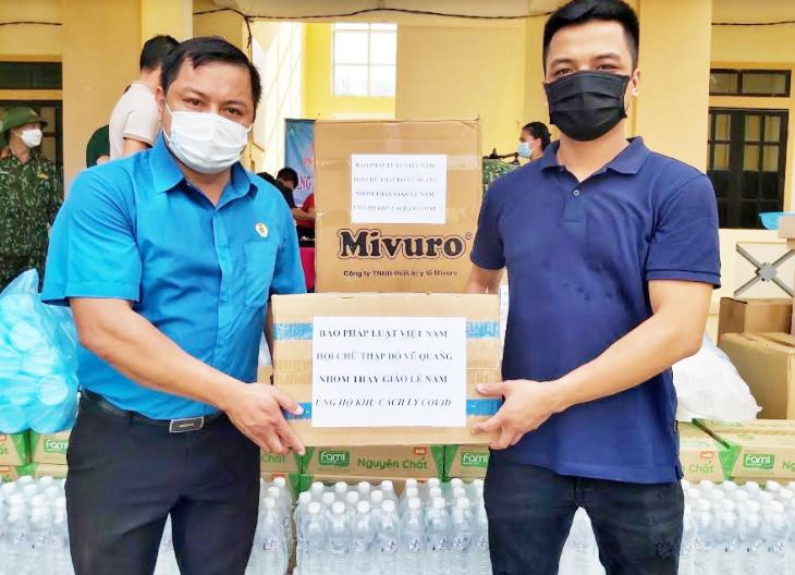 Văn phòng Đại diện Bắc Trung bộ Báo PLVN phối hợp trao tặng quà hỗ trợ khu cách ly