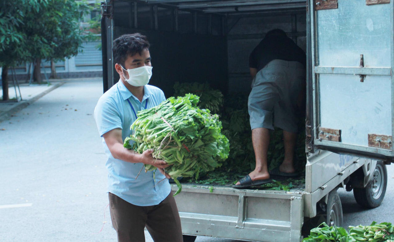 RClub Nghệ An hỗ trợ rau xanh cho lưu học sinh Lào 'mắc kẹt' do dịch COVID-19