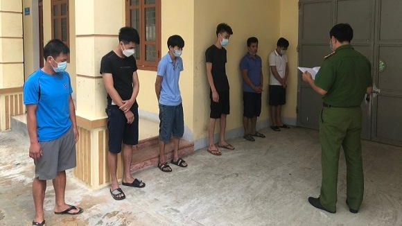 Bất chấp dịch COVID-19, 15 đối tượng tụ tập 'mở sới'