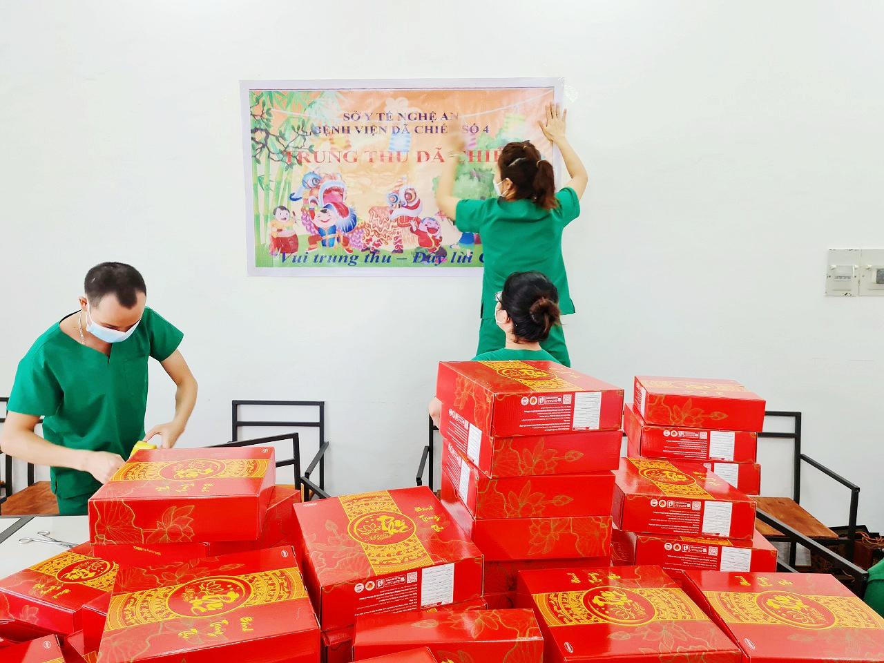 Tết Trung thu của 'F0 nhí' tại Bệnh viện Dã chiến số 4 Nghệ An