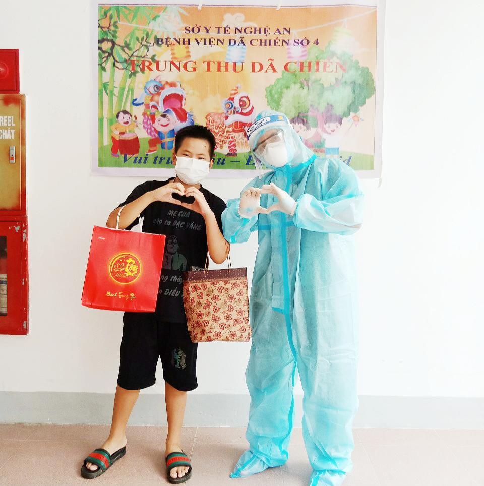 Tết Trung thu của 'F0 nhí' tại Bệnh viện Dã chiến số 4 Nghệ An