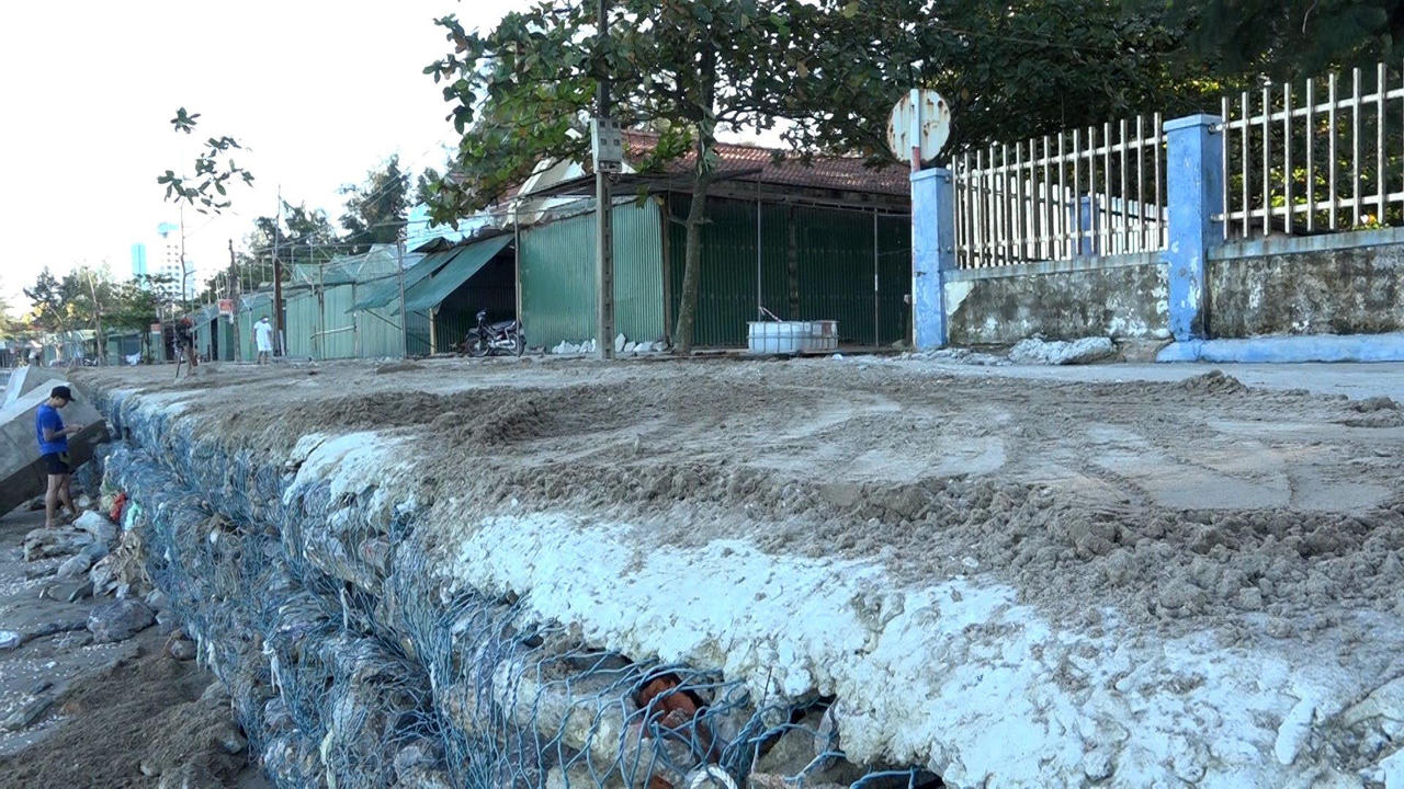 Tuyến kè bị sóng đánh hư hỏng do bão tại Cửa Lò