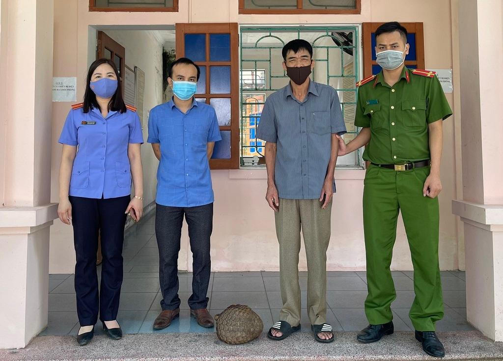 Bắt giữ 2 đối tượng đang đưa 3 cá thể tê tê ra quán nhậu