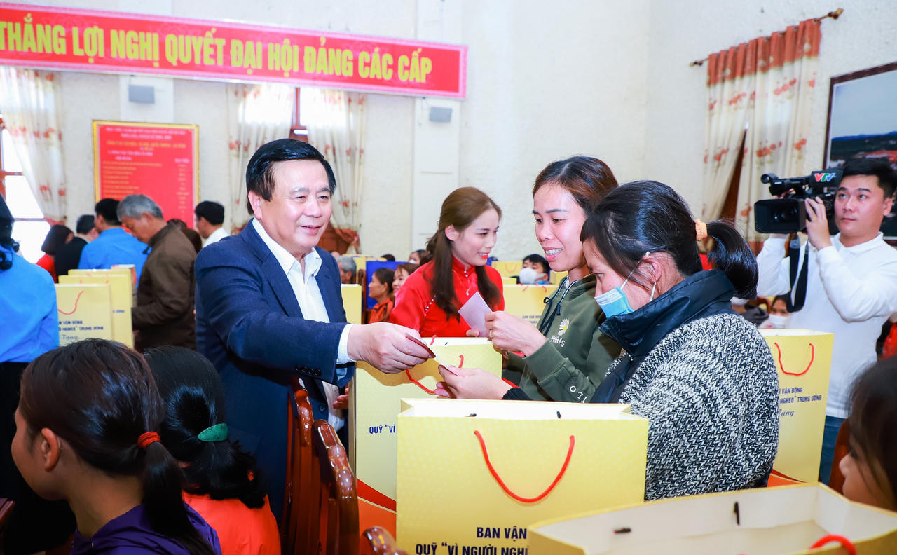 Giám đốc Học viện Chính trị Quốc gia Hồ Chí Minh thăm, làm việc và trao quà Tết tại Nghệ An