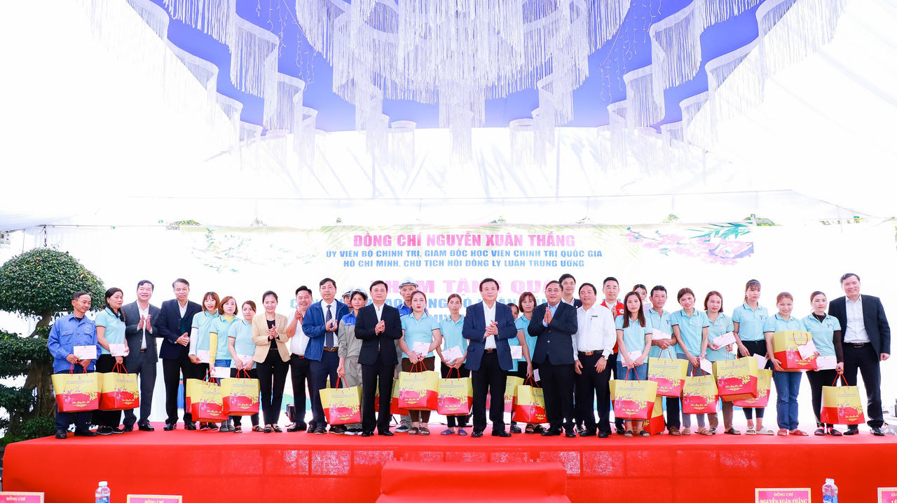 Giám đốc Học viện Chính trị Quốc gia Hồ Chí Minh thăm, làm việc và trao quà Tết tại Nghệ An